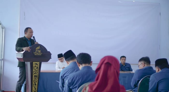 Rektor STIE Bhakti Bangsa Pamekasan Akh Fawaid MM saat memberikan sambutan