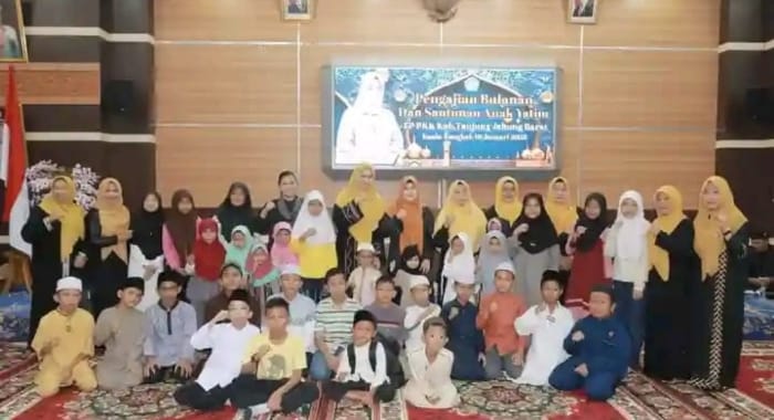 Ketua PKK tanjung jabung barat saat menggelar pengajian rutin dan santunan anak yatim