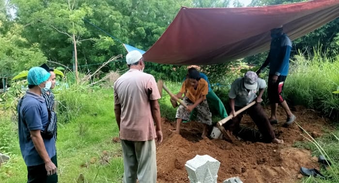 Proses penguburan janazah Mr. X di pemakaman ke' keke' di jalan pajudan Sampang