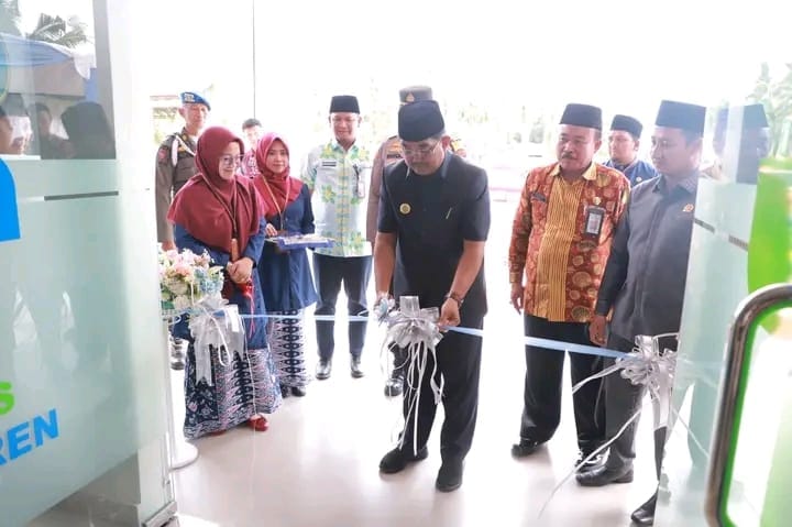 Bupati anwar sadat saat resmikan gedung baru puskesmas sungai saren