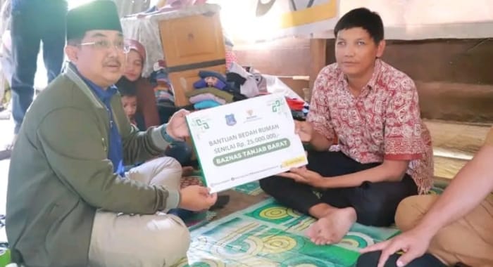 Bupati Anwar sadat saat berikan bantuan terhadap warga yang rumahnya memprihatinnkan