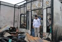 Bupati anwar sadat saat tinjau rumah warga yang kena musibah (Kebakaran).