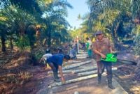 Warga RT 02 Dusun Tengah,Desa Dataran Pinang,Kecamatan Kuala Betara, Kabupaten Tanjung Jabung Barat saat gelar gotong royong