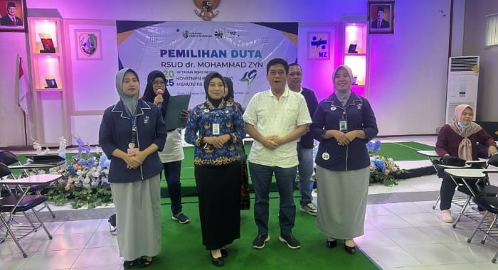 dr. Bhakti Setiyo Tunggal saat mengumumkan para finalis Duta RSMZ