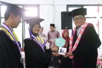 42 lansia di tanjung jabung saat di wisuda