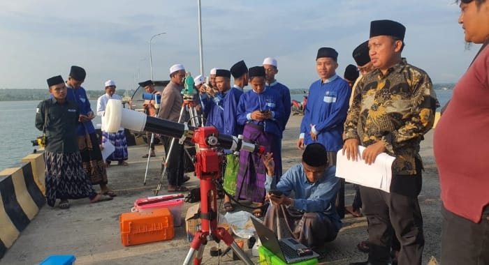 Falakiyah NU Sampang saat menggelar rukyatul di pelabuhan taddan Sampang