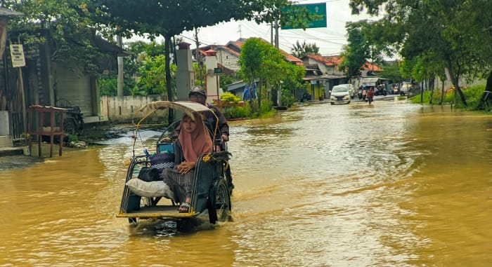 Kondisi Jalan suhadak kelurahan dalpenang, kabupaten Sampang saat terendam banjir