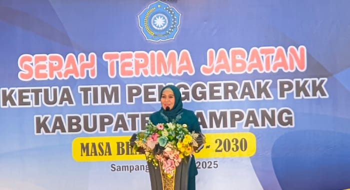Ibu Evi Slamet Junaidi saat memberikan sambutan sebagai ketua TP PKK Kabupaten Sampang