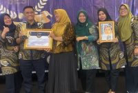 Dirut RSMZ Bhakti Setiyo Tunggal, M.kes. didampingi para menajemen RSMZ Saat terima penghargaan di Ballroom, Hotel Marcure Grand Mirama Surabaya.