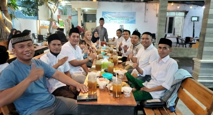 Keluarga besar BPC HIPMI Sampang saat santuni anak yatim dan buka puasa bersama.