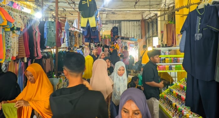 Suasana di pasar Srimangunan sampang tampak para pengunjung pasar saat padati pasar