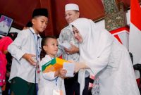 Bupati Sampang bersama Ketua TP PKK saat santuni anak yatim