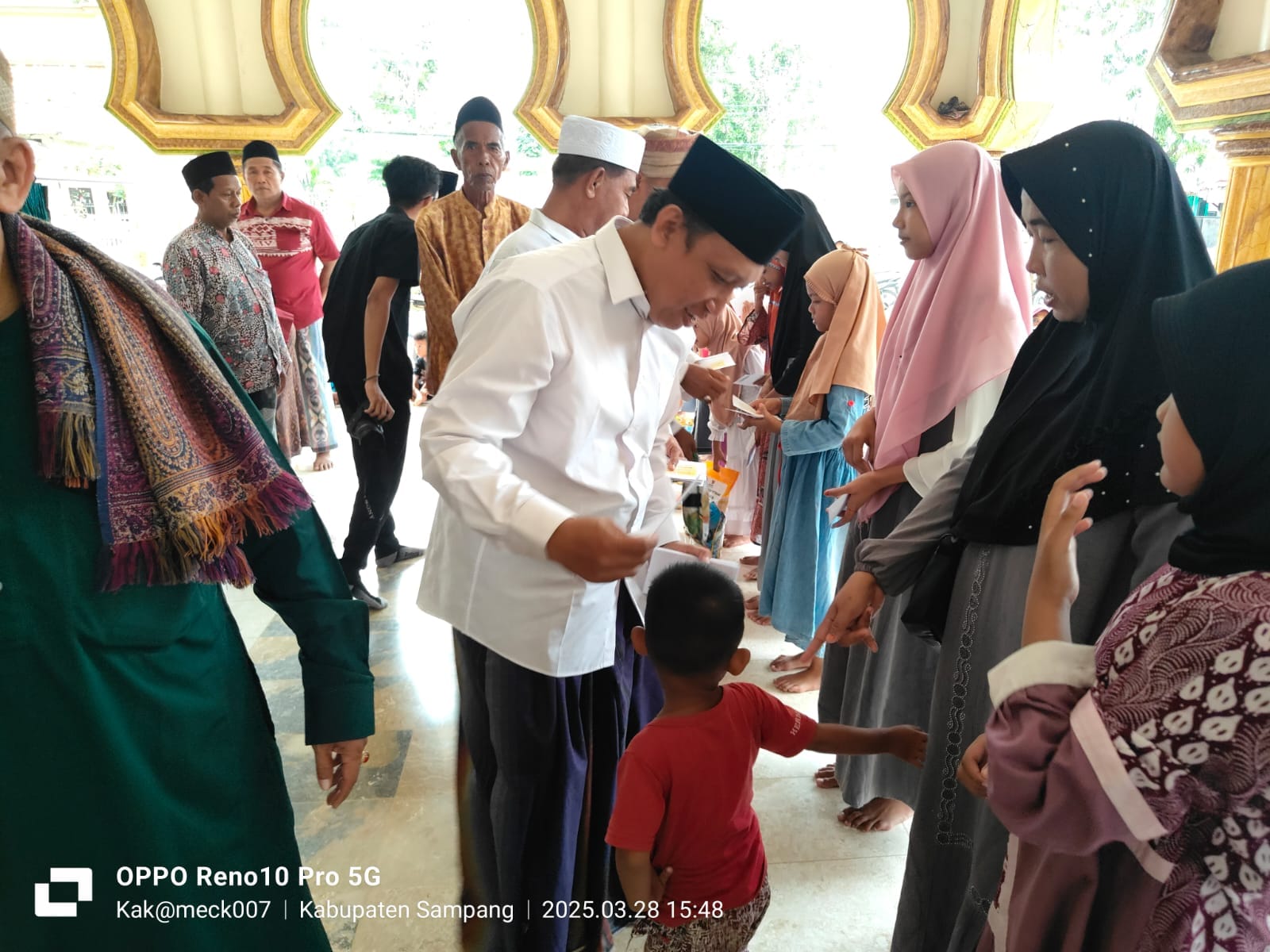 Santunan anak yatim dan kaum dhuafa Yayasan Fastabikul Khorirot Al Hikmah