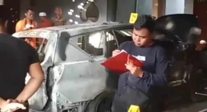 Kondisi kendaraan yang hangus yang diduga dibakar orang tak di kenal