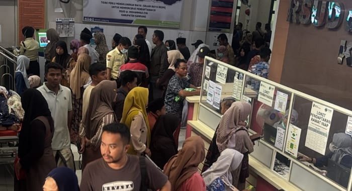 Pasie saat antri di RSMZ Sampang
