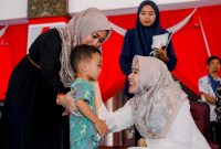 Ketua TP PKK Kabupaten Sampang saat santuni anak yatim