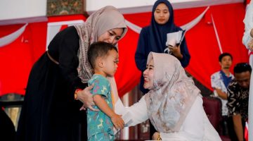 Ketua TP PKK Kabupaten Sampang saat santuni anak yatim