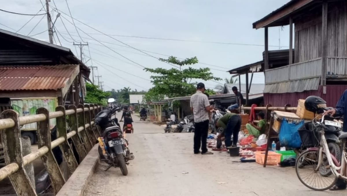 Tampak pedagang yang berjualan di bahu jalan (Dok:jun)