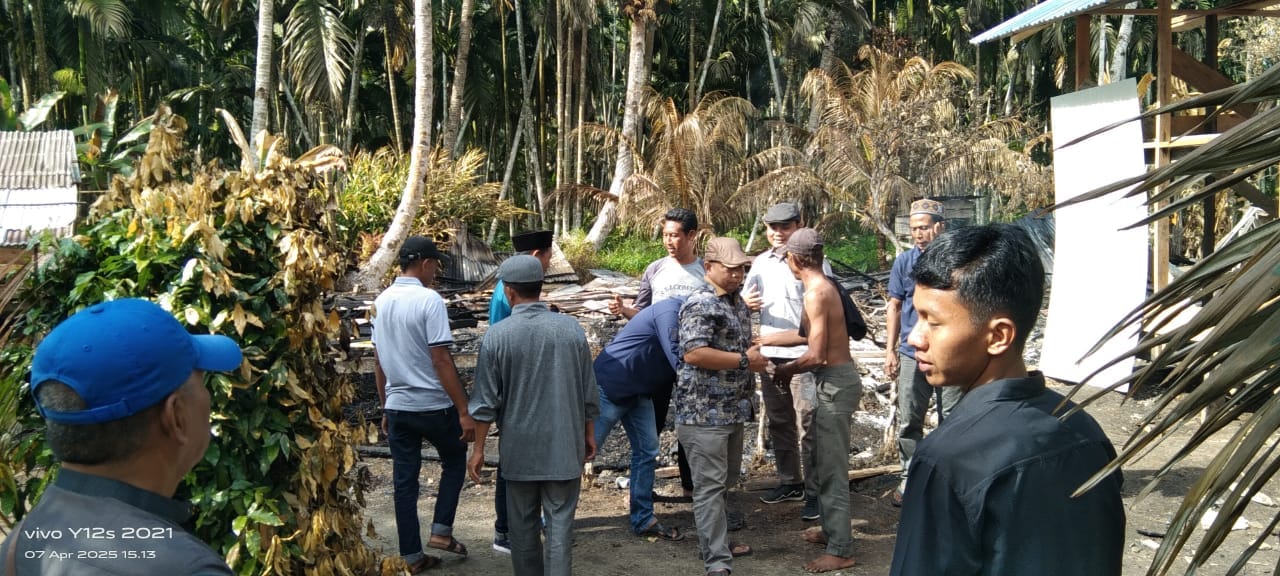 Albert Chaniago saat kunjungi korban kebakaran