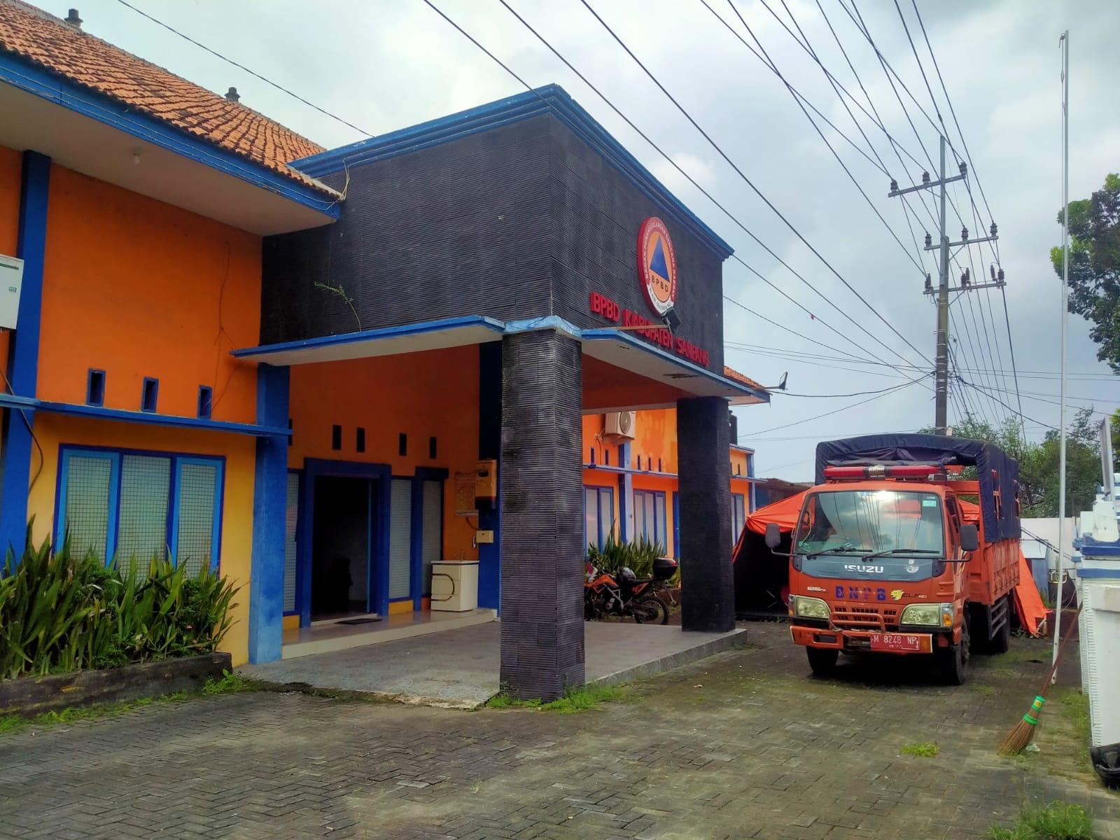 Gedung kantor BPBD Kabupaten Sampang yang berada di Jalan Kusuma Bangsa No.24, Rw. II, Gn. Sekar, Kecamatan/Kabupaten Sampang.