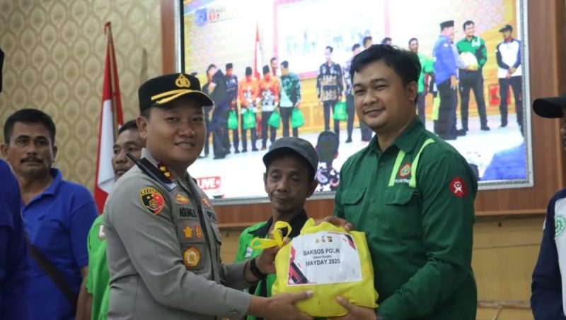 Kapolres Tanjab Barat saat serahkan bansos
