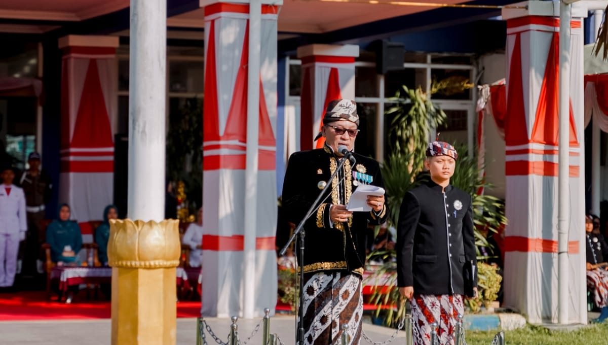 Bupati sampang saat pimpin upacara peringatan Hari Pendidikan Nasional