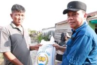 Wakil Bupati Tanjung Jabung Barat Dr. H. Katamso, SA, SE, ME saat tinjau korban kebakaran