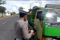 Anggota satlantas polres sampang saat tindak dum truk yang melanggar di jalan raya Camplong