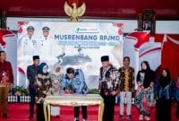 Bupati Sampang di dampingi wabup saat tandatangani  Rencana Pembangunan Jangka Menengah Daerah (RPJMD) Kabupaten Sampang Tahun 2025–2029 di pendopo trunojoyo (Dok : prokopim pemkab)