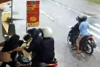 Hasil tangkap layar Korban ketika berebut kontak motor dengan kawanan begal di jalan raya Randuagung depan SMKN Klakah Lumajang,