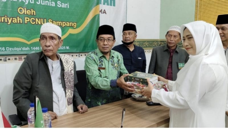 Sebagai bentuk penghargaan dan rasa syukur, Fandi  memberikan sertifikat dan bingkisan hadiah berupa seperangkat alat sholat dan dua buah Al Quran.
