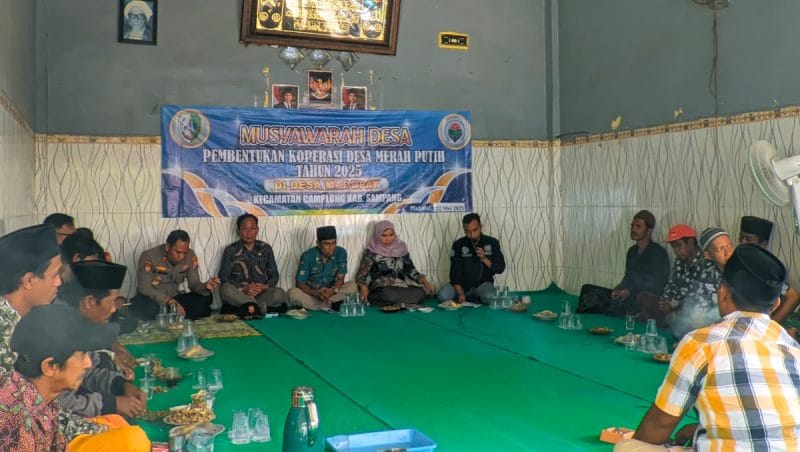 Musdesus pembentukan koperasi Desa merah putih di Desa Madupat Kecamatan Camplong, Kabupaten Sampang Madura. (dok : Abdul Hamid Kabar-harian.com)