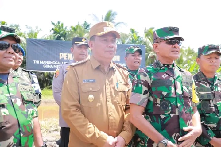 Wakil Bupati Drs. H. Katamso, S.A., S.E., M.E., menyambut kunjungan Ketua Tim Pengawasan dan Evaluasi (Wasev) TNI Manunggal Membangun Desa (TMMD) ke-124, Letjen TNI Muhammad Zamroni