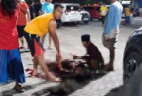Gambar yang beredar seorang pria bersarung tergeletak bersimbah darah
