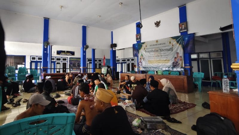 DPD BNPM Sampang saat gelar safari sosial pengubatan Alternatif gratis yang berlangsung di kantor balai kecamatan Camplong
