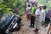 Kondisi mobil pic up usai tergelincir yang mengakibatkan satu diantara yang lain dikabarkan meninggal dunia di puskesmas setempat