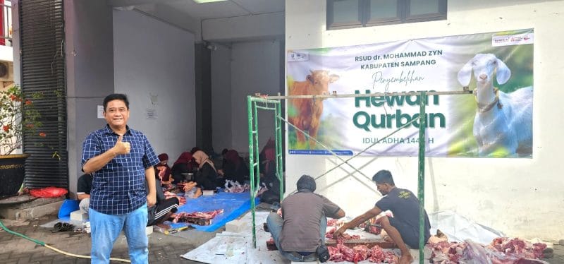 Plt Direktur RSUD dr. Muhammad Zyn, dr. Bhakti Setiyo Tunggal, M.Kes. saat tinjau pemotongan hewan kurban di depan gedung graha.