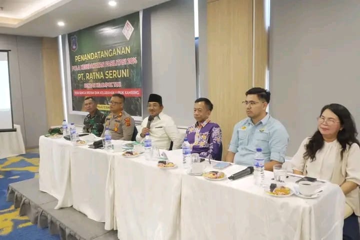 penandatanganan kesepakatan pola fasilitasi 20% antara PT. Ratna Seruni dan kelompok tani dari Desa Sungai Rotan serta Kelurahan Lubuk Kambing