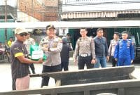 Kapolres tanjab barat saat bagikan paket sembako kepada warga kurang mampu