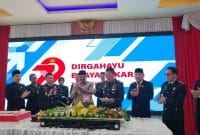 Kapolres tanjung jabung barat bersama pemerintah saat potong tumpeng