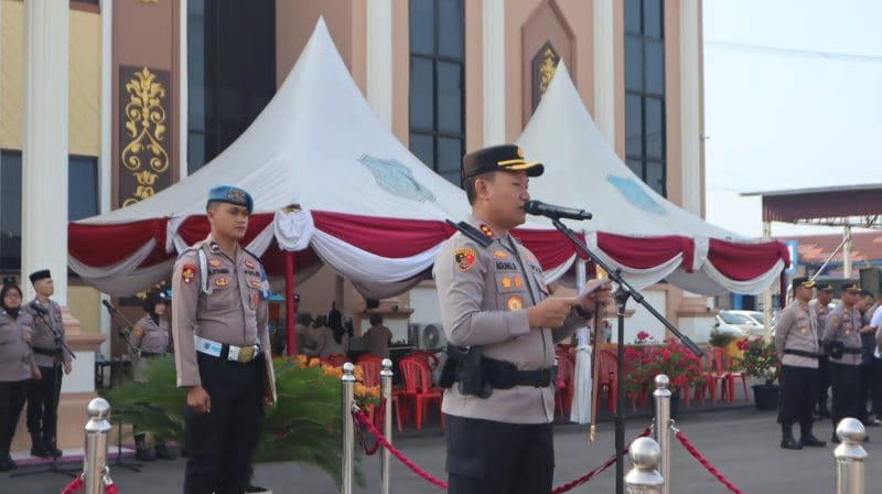 Kapolres Tanjab barat saat pimpin apel kenaikan pangkat