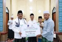 Bupati Anwar sadat saat serahkan bantuan