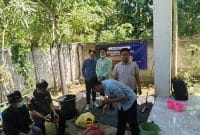 Dosen STIE Bakti bangsa kolaborasi dengan Dosen Fakultas Pertanian Universitas Islam Madura saat melakukan Kegiatan pelatihan membuat pupuk yang berlangsung di Pondok Pesantren Fatahillah Larangan Tokol Tlanakan Pamekasan.