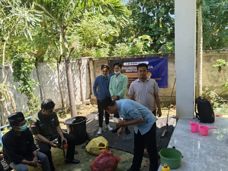 Dosen STIE Bakti bangsa kolaborasi dengan Dosen Fakultas Pertanian Universitas Islam Madura saat melakukan Kegiatan pelatihan membuat pupuk yang berlangsung di Pondok Pesantren Fatahillah Larangan Tokol Tlanakan Pamekasan.
