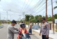 Jajaran polres tanjung jabung saat bagikan bendera kepada pengendara