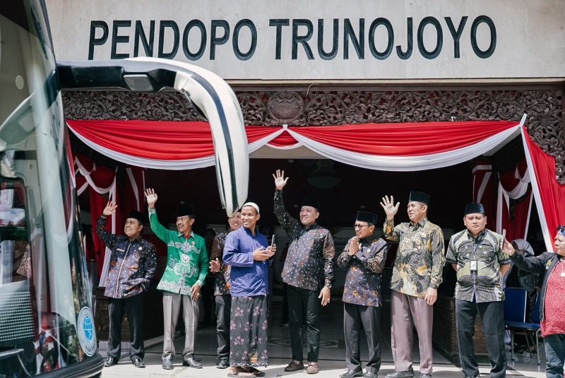 Bupati Sampang saat melepas 41 kafilah MTQ 2025