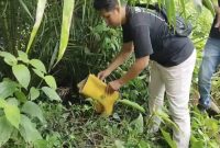 Polisi saat melakukan olah TKP 