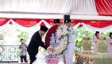 Wakil gubernur jatim emil dardak saat ziarah ke makam raden panji sampang