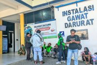 Sejumlah pengemudi gojek datang dari Surabaya untuk menjenguk korban begal disertai pembakaran di RSUD dr Mohammad Zyn, Kabupaten Sampang