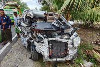 Kondisi mobil ambulance sesudah mengalami laka di jalan raya sejati kecamatan Camplong, Kabupaten Sampang